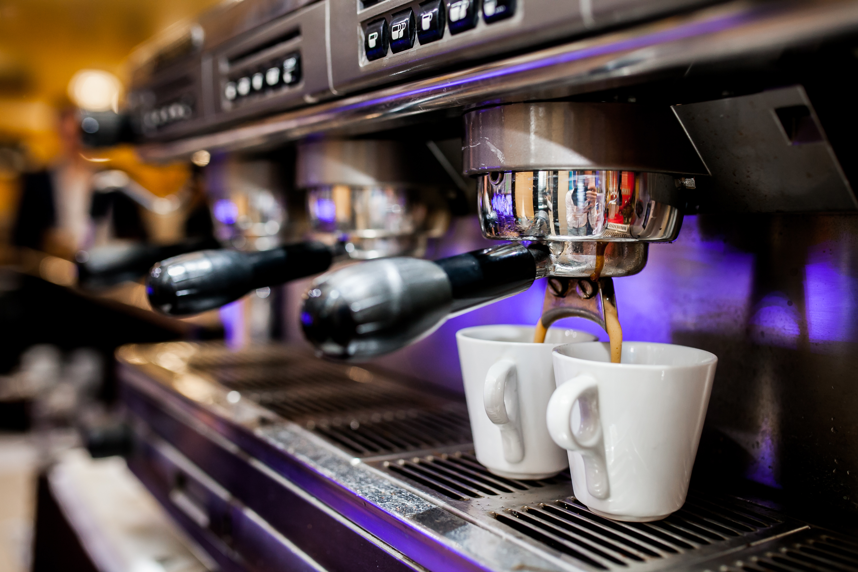 Кофемашина бариста. Профессиональный кофе. Кофейное оборудование для кофейни. Кофемашина наливает кофе в стаканчик. Самая крутая кофемашина для кафе.